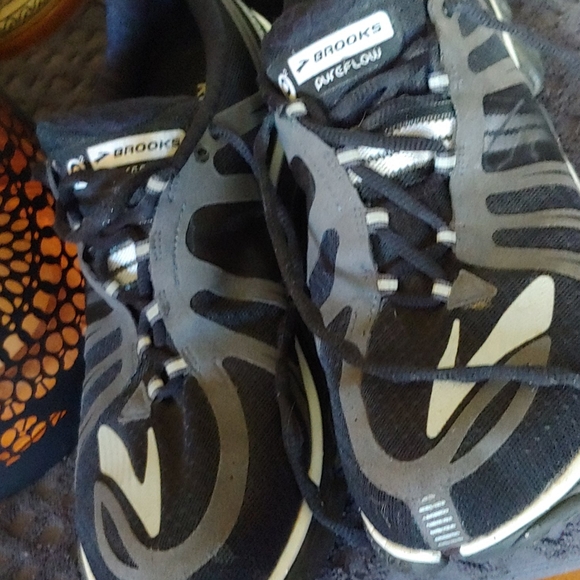 Like New Brooks PureFlow sneaker mens sz. 9.5M - Picture 14 of 14